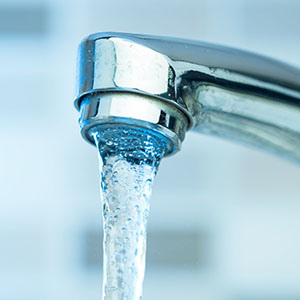 carafe d eau filtrante pourquoi traiter l eau du robinet